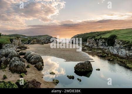 Wunderschöne Küstenlandschaft der Kantabrischen Küste bei Sonnenuntergang in Playa Virgen del Mar, Costa Quebrada, Kantabrien, Nordspanien Stockfoto