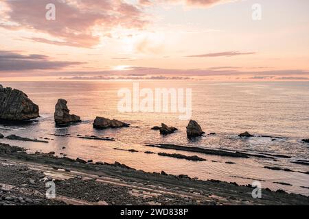 Wunderschöner rosa Sonnenuntergang in Costa Quebrada, Kantabrien, Spanien Stockfoto