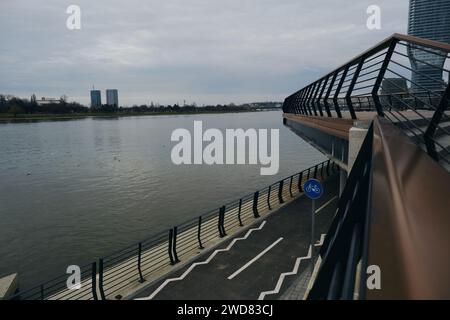 Eine moderne Gegend Uferpromenade der Stadt in der Nähe des Ufers der Save. Blick aus dem Boden in einem schneefreien grauen Winter. Belgrad, Serbien - 07.01.2 Stockfoto