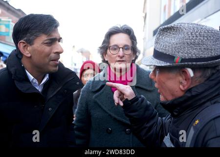 Ein Mann zeigt mit dem Finger auf Premierminister Rishi Sunak, als er während eines Rundgangs in Winchester, Hampshire, Mitglieder der Öffentlichkeit trifft. Bilddatum: Freitag, 19. Januar 2024. Stockfoto