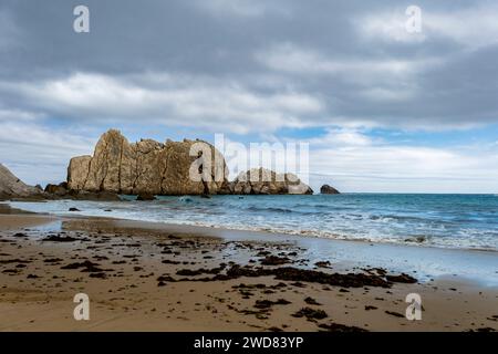 Meeresstapel am Strand von Arnia, an der Costa Quebrada, an der Broken Coast, am kantabrischen Meer, in Kantabrien, Spanien Stockfoto