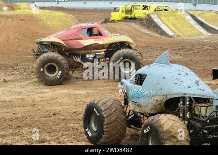 Monster Trucks im einzigartigen Diego Armando Maradona Stadium in La Plata, Provinz Buenos Aires, Argentinien, Monster Jam 16.12.2023 Stockfoto