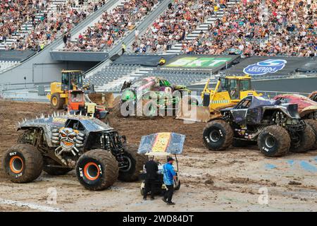 Die Motorhaube des Max-D Mostertruck fiel während der Vorstellung ab. Provinz Buenos Aires, Argentinien, Monster Jam 16.12.2023 Stockfoto