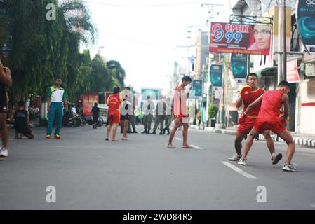 Eine Gruppe junger Männer, die an einem autofreien Tag jeden Sonntagmorgen in der Dhoho Street, Kediri, Boxen üben Stockfoto