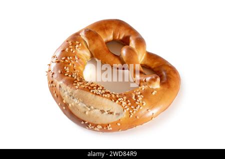 Gourmet-Brezel mit Sesam, eine verlockende goldbraune Note. Deutsche kulinarische Köstlichkeiten vor weißem Hintergrund, die köstliche und herzhafte Essenz in sich einfangen Stockfoto