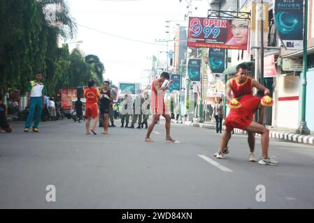 Eine Gruppe junger Männer, die an einem autofreien Tag jeden Sonntagmorgen in der Dhoho Street, Kediri, Boxen üben Stockfoto