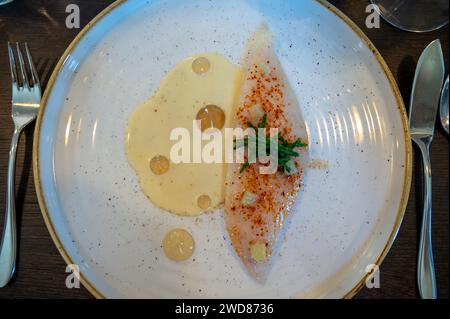 Weißes Filet mit köstlichem Fisch John Dory, St. Pierre oder Peter's Fisch serviert mit Muschelfischsauce in einem luxuriösen Restaurant in Bordeaux Region, Frankreich, c Stockfoto