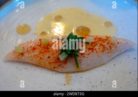 Weißes Filet mit köstlichem Fisch John Dory, St. Pierre oder Peter's Fisch serviert mit Muschelfischsauce in einem luxuriösen Restaurant in Bordeaux Region, Frankreich, c Stockfoto