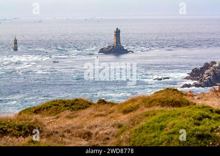 Der Pointe du Raz und der Leuchtturm von Vieille in hellem Hintergrund und Meeresnebel Stockfoto