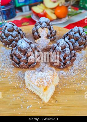 Diese Schokoladen-Kiefer-Kegel-Shortbread-Kekse mit Keksherz, süßem Schnee Stockfoto