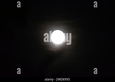 Vollmond am Nachthimmel, Mondphase, wenn der Mond aus der Erdperspektive vollständig beleuchtet erscheint, Schwarzweiß-Foto. Stockfoto