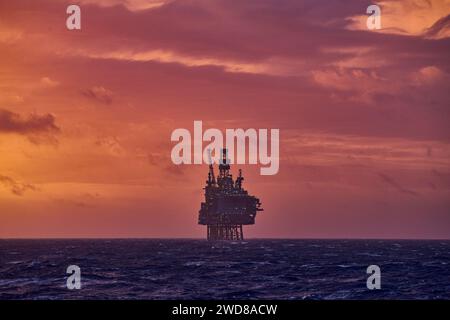 Panoramablick auf die Offshore-Öl- und Gasinstallation im Meer während des wunderschönen farbenfrohen Sonnenuntergangs im Sommer. Stockfoto