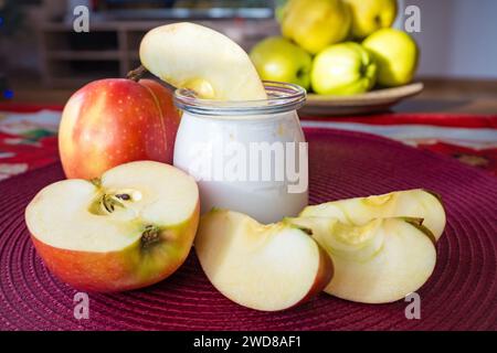 Gesundes Frühstück, hausgemachter Joghurt mit rotem, wunderbarem Apfel. Diätkost Stockfoto