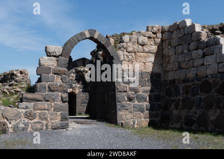 Detailabschnitt der Steinbögen und Mauern der restaurierten Kreuzfahrerburg Belvoir in Galiläa im Norden Israels. Stockfoto