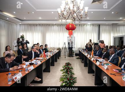 Abidjan, Elfenbeinküste. Januar 2024. Der chinesische Außenminister Wang Yi (3. L, Front), ebenfalls Mitglied des Politbüros des Zentralkomitees der Kommunistischen Partei Chinas, hält Gespräche mit dem Außenminister der Elfenbeinküste Kacou Houadja Leon Adom (2. R, Front) in Abidjan, Elfenbeinküste, 18. Januar 2024. Quelle: Wang Guansen/Xinhua/Alamy Live News Stockfoto