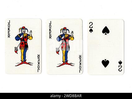 Alte Spielkarten, die ein Paar Joker und ein schwarzes zwei auf weißem Hintergrund zeigen. Stockfoto