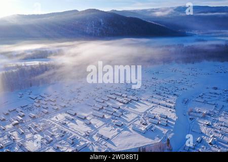 Altay. Januar 2024. Ein Luftbild der Drohne, aufgenommen am 17. Januar 2024, zeigt einen Blick auf das Dorf HEMU nach Schnee in der Präfektur Altay im Nordwesten Chinas in der Autonomen Region Xinjiang Uygur. Quelle: Li Xiang/Xinhua/Alamy Live News Stockfoto