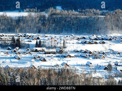 Altay. Januar 2024. Ein Luftbild der Drohne, aufgenommen am 17. Januar 2024, zeigt einen Blick auf das Dorf HEMU nach Schnee in der Präfektur Altay im Nordwesten Chinas in der Autonomen Region Xinjiang Uygur. Quelle: Li Xiang/Xinhua/Alamy Live News Stockfoto