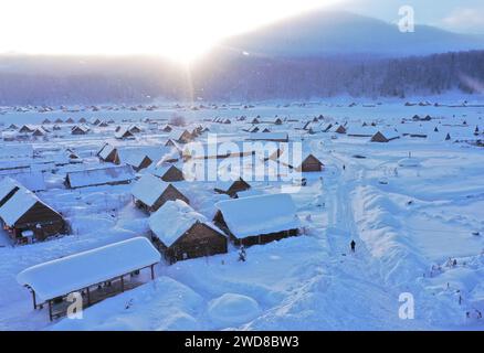 Altay. Januar 2024. Ein Luftbild der Drohne, aufgenommen am 17. Januar 2024, zeigt einen Blick auf das Dorf HEMU nach Schnee in der Präfektur Altay im Nordwesten Chinas in der Autonomen Region Xinjiang Uygur. Quelle: Li Xiang/Xinhua/Alamy Live News Stockfoto