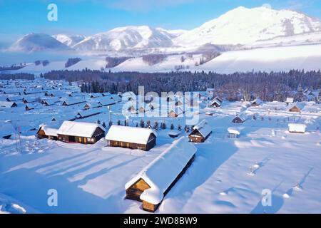 Altay. Januar 2024. Ein Luftbild der Drohne, aufgenommen am 17. Januar 2024, zeigt einen Blick auf das Dorf HEMU nach Schnee in der Präfektur Altay im Nordwesten Chinas in der Autonomen Region Xinjiang Uygur. Quelle: Li Xiang/Xinhua/Alamy Live News Stockfoto