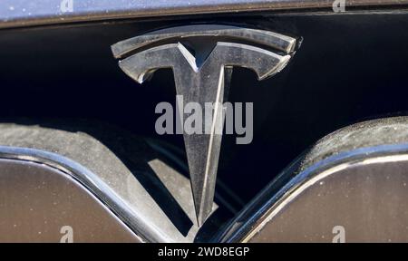 Almaty, Kasachstan - 11. November 2023: Altes Tesla-Emblem für Elektroautos. Stockfoto