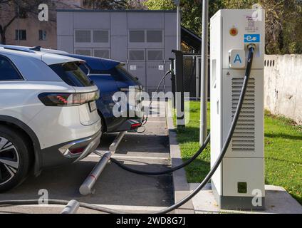 Almaty, Kasachstan - 11. November 2023: Ladestation für Elektrofahrzeuge. Stockfoto