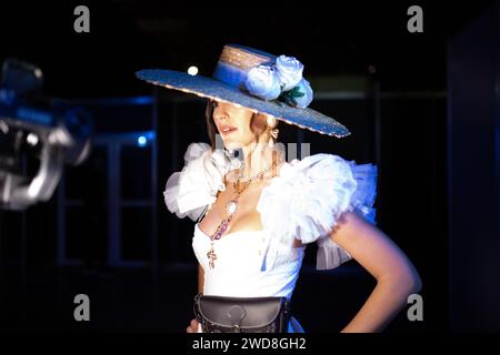 Sevilla, Spanien. Januar 2024. Am ersten Tag des Simof Catwalk in Sevilla, Spanien, am 18. Januar 2024 bereiten sich die Models hinter der Bühne vor. (Foto: David Carbajo/NurPhoto) Credit: NurPhoto SRL/Alamy Live News Stockfoto