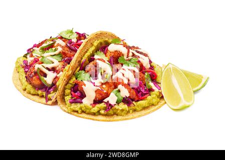 Mexikanische Tacos mit Garnelen, Guacamole und Gemüse isoliert auf weiß Stockfoto