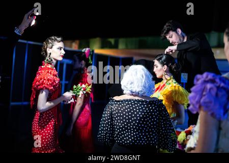 Sevilla, Spanien. Januar 2024. Am ersten Tag des Simof Catwalk in Sevilla, Spanien, am 18. Januar 2024 bereiten sich die Models hinter der Bühne vor. (Foto: David Carbajo/NurPhoto)0 Credit: NurPhoto SRL/Alamy Live News Stockfoto