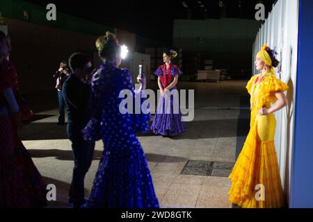 Sevilla, Spanien. Januar 2024. Am ersten Tag des Simof Catwalk in Sevilla, Spanien, am 18. Januar 2024 bereiten sich die Models hinter der Bühne vor. (Foto: David Carbajo/NurPhoto) Credit: NurPhoto SRL/Alamy Live News Stockfoto