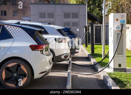 Almaty, Kasachstan - 11. November 2023: Elektroautos werden an einer Ladestation geparkt. Stockfoto