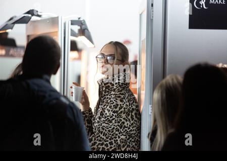 Sevilla, Spanien. Januar 2024. Am ersten Tag des Simof Catwalk in Sevilla, Spanien, am 18. Januar 2024 bereiten sich die Models hinter der Bühne vor. (Foto: David Carbajo/NurPhoto)0 Credit: NurPhoto SRL/Alamy Live News Stockfoto