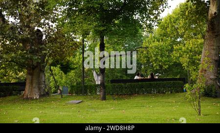 Ein Stadtpark in Sofia, Bulgarien mit einem Paar auf einer Bank Stockfoto