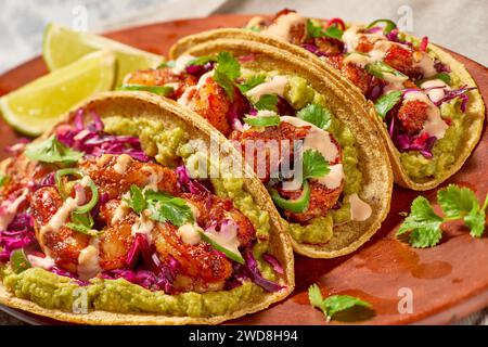 Scharfe Garnelen-Tacos mit Krautsalat und Guacamole Stockfoto