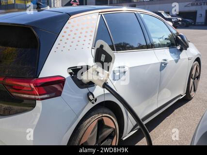 Almaty, Kasachstan - 11. November 2023: Der Ladestecker wird in den Volkswagen ID.3 gesteckt. Stockfoto