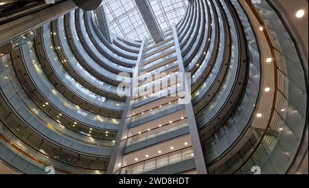 Tagsüber Blick auf ein hoch aufragendes Glasgebäude aus einer flachen Perspektive Stockfoto