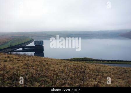 Die Dam Wall und der Stone Outlet Tower in den stillen Gewässern des Grimwith Reservoir im Yorkshire Dales National Park, England, Großbritannien. Stockfoto