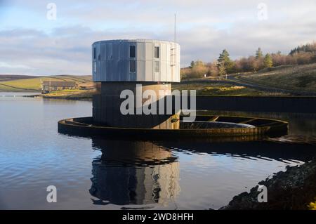 Reflexionen des Stone Outlet Tower in den stillen Gewässern des Grimwith Reservoir im Yorkshire Dales National Park, England, Großbritannien. Stockfoto