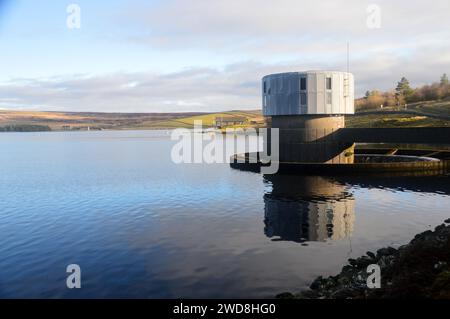 Reflexionen des Stone Outlet Tower in den stillen Gewässern des Grimwith Reservoir im Yorkshire Dales National Park, England, Großbritannien. Stockfoto