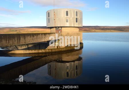 Reflexionen des Stone Outlet Tower in den stillen Gewässern des Grimwith Reservoir im Yorkshire Dales National Park, England, Großbritannien. Stockfoto