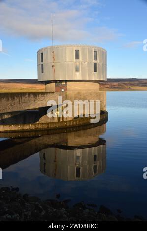 Reflexionen des Stone Outlet Tower in den stillen Gewässern des Grimwith Reservoir im Yorkshire Dales National Park, England, Großbritannien. Stockfoto