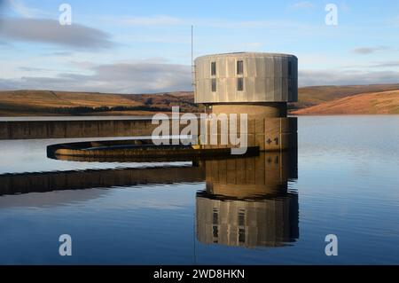 Reflexionen des Stone Outlet Tower in den stillen Gewässern des Grimwith Reservoir im Yorkshire Dales National Park, England, Großbritannien. Stockfoto