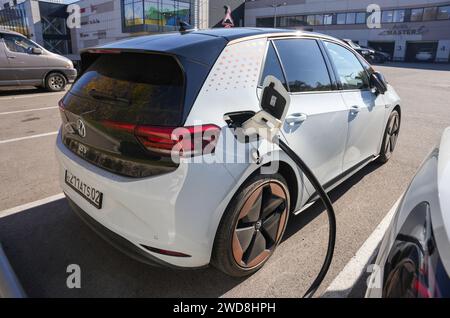 Almaty, Kasachstan - 11. November 2023: Volkswagen ID.3 lädt im Parken auf. Stockfoto