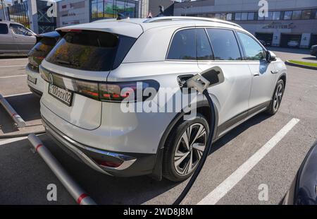 Almaty, Kasachstan - 11. November 2023: Volkswagen ID.6 Crozz lädt während des Parkens auf. Stockfoto