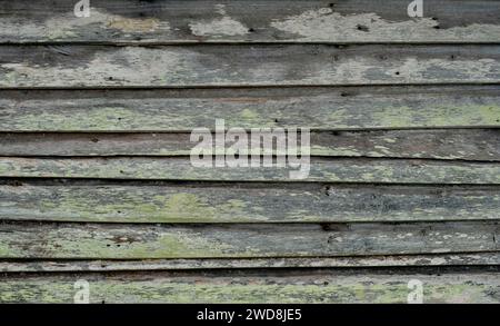 Details und alte Holzwand der Hütte mit abgenutzter Farbe Stockfoto