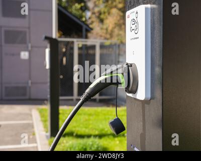 Almaty, Kasachstan - 11. November 2023: Außensteckdose zum Laden eines Elektroautos. Stockfoto