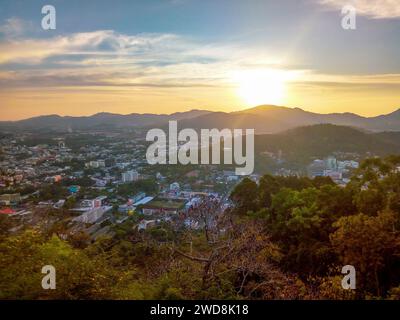 Sonnenuntergang über den Bergen in Phuket, Thailand. Abendliche Landschaft von Phuket, Blick vom Monkey Hill. Khao Zu Sae-Blickpunkt Stockfoto