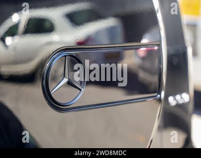 Almaty, Kasachstan - 11. November 2023: Emblem auf einem schwarzen Mercedes-Benz Auto. Stockfoto