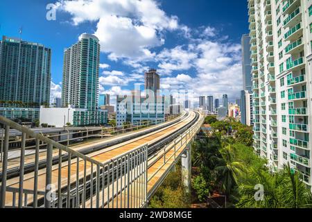 Skyline von Miami und futuristischer Blick auf den Mover Train, Bundesstaat Florida, Vereinigte Staaten von Amerika Stockfoto