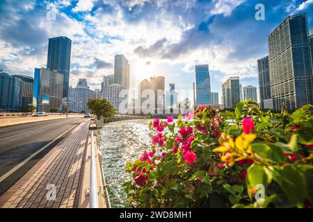 Blick auf den Strandpromenade von Miami und den Sonnenuntergang über der Skyline, Florida, Bundesstaat USA Stockfoto